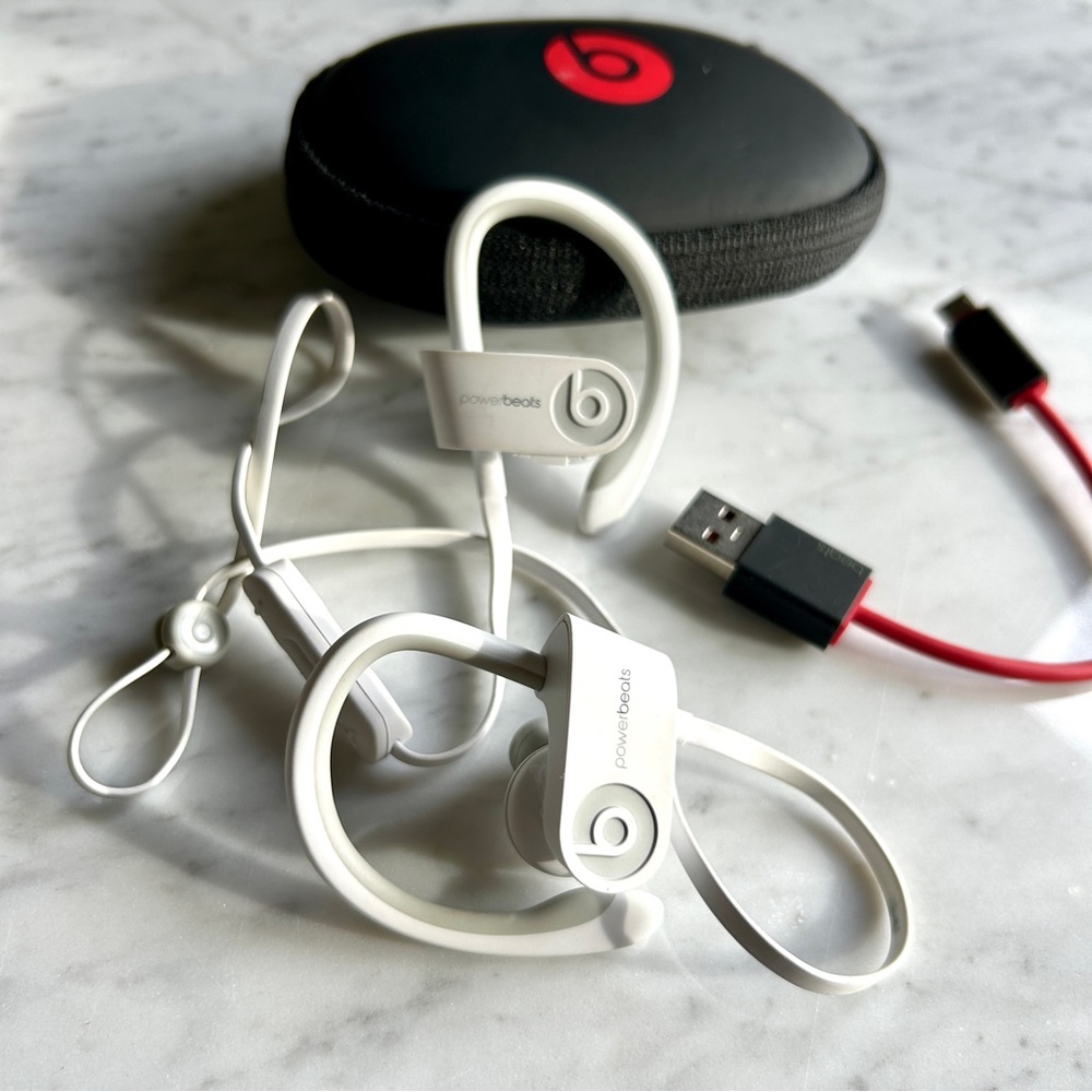 Beats By Dre Powerbeats Bluetooth white earbuds with case & charger
